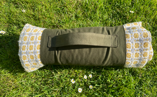 Free Pattern: Picnic Blanket Carrier